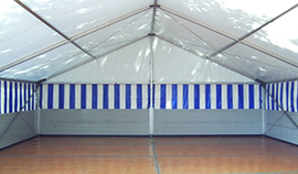 10 m breites Zelt mit blau-weiß Markisen